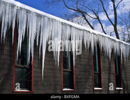 Gros plan résumé de Icicles suspendu sur le toit d'un ancien moulin à vent FreeholdTwp., New Jersey, USA, NJ, tempête de neige humour Banque D'Images