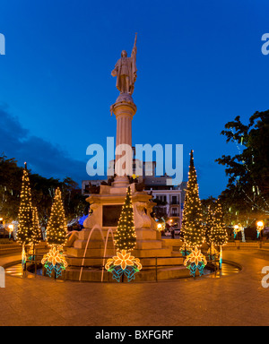 Plaza Colon dans le vieux San Juan avec statue de Cristobol Colon entouré d'arbres de Noël et illuminations Banque D'Images