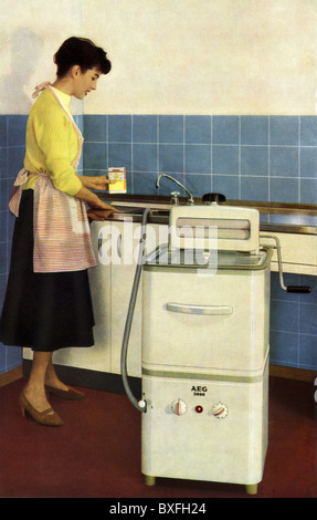 Ménage, lavage, femme au foyer avec lave-linge AEG 3000, Allemagne, 1959, lave-linge, jour de la lessive, lavage, travaux ménagers, corvées, entretien ménager, travail, appareil domestique, appareil domestique, ustensile domestique, appareils ménagers, ustensiles ménagers, appareil électrique, appareil électrique, appareils électriques, appareils électriques, appareils électriques, miracle économique, miracles économiques, années 1950, 50, 20e siècle, personnes historiques, Femme, femme, femme, droits supplémentaires-Clearences-non disponible Banque D'Images