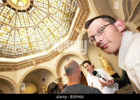 Le député travailliste britannique et ancien chef Ed Miliband avec Rob Hopkins du réseau de transition Banque D'Images