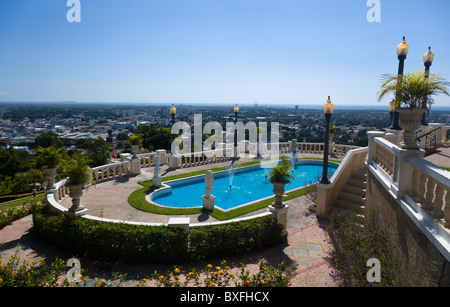 Ville de ponce au-dessous d'une smart avec vue sur la ville Banque D'Images