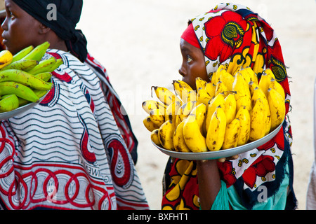 Marchande de bananes aux passagers dans un autobus à Mombasa, Kenya Banque D'Images