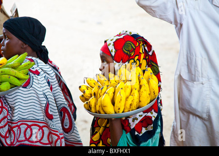 Marchande de bananes aux passagers dans un autobus à Mombasa, Kenya Banque D'Images