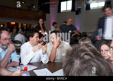 Du travail britannique et leader MP ex Ed Miliband avec Rob Hopkins du réseau de transition. Banque D'Images