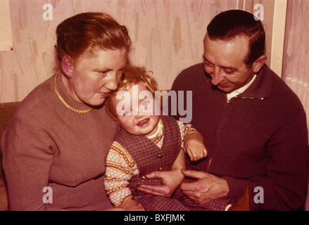 Personnes, famille, parents avec fils, Wickede, Westphalie, Allemagne, 1960, droits additionnels-Clearences-non disponible Banque D'Images