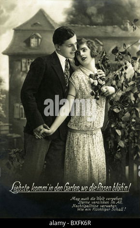 Personnes, couples, couple amoureux dans le jardin, carte postale, Allemagne, vers 1925, droits supplémentaires-Clearences-non disponible Banque D'Images