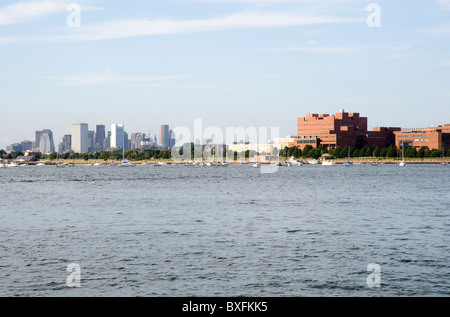 Une vue de l'Neponset Bay avec l'Université du Massachusetts à droite et le quartier financier de Boston à gauche Banque D'Images