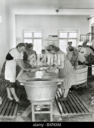 Ménage, blanchiment, femmes dans une buanderie, Bavière, Allemagne, vers 1949, droits additionnels-Clearences-non disponible Banque D'Images