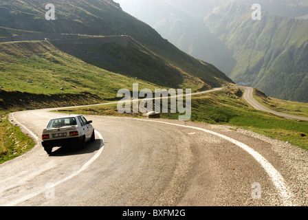 Location de voiture sur la route Transfagarasan, montagnes de Fagaras, Roumanie Banque D'Images