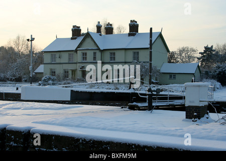 Éclusiers chalet sur l'île de St.Lawrence dans la neige, de la rivière Severn, Worcester Banque D'Images