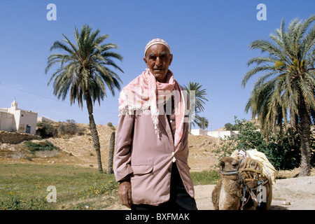 Habillé traditionnellement l'homme berbère avec chameau dans le village de Matmata - Tunisie. Banque D'Images