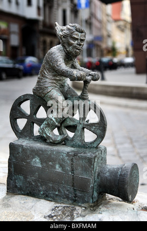 Wroclaws' nain. L'un d'une dizaines de petites sculptures drôles cachés dans toute la ville. Banque D'Images