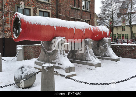 Le canon rouge Dulle Griet / Mad Meg en hiver dans la neige, Gand, Belgique Banque D'Images