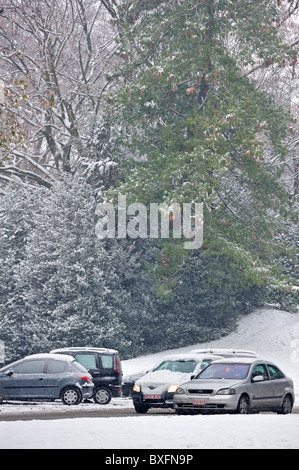 Les voitures roulant sur route glissante en hiver dans la neige, Gand, Belgique Banque D'Images