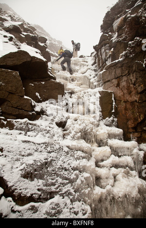 L'ascension d'une cascade gelée à Crowden brook sur Kinder scout dans le Peak District, UK Banque D'Images