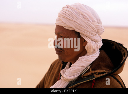 Homme tunisien en robe traditionnelle berbère au bord du désert du Sahara, près de la ville oasis de Tozeur - Tunisie Banque D'Images