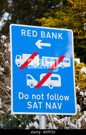 Un signe à Grasmere l'interdiction de véhicules lourds à l'aide de l'abrupt et étroit Red Bank road après l'aide de camions sat nav est resté coincé. Banque D'Images