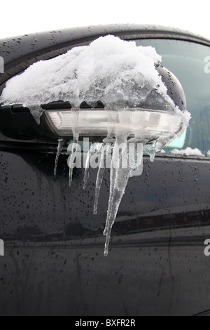 Wing Mirror, Icicle. Un glaçon est un pic de glace qui se forme lorsque l'eau qui goutte ou la chute d'un objet se fige.porte de la voiture. Banque D'Images