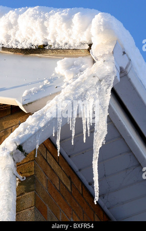 Un glaçon est un pic de glace qui se forme lorsque l'eau qui goutte ou la chute d'un objet se fige. Gouttières compacté avec de la glace de congélation. Banque D'Images