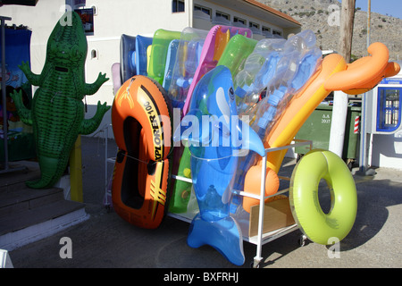 Boutique de produits touristiques au Lothiarika, près de Kiotari, Rhodes, Grèce Banque D'Images