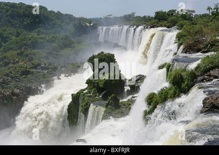 Cascade de Salto San Martin en torrent, partie de [Iguassu Falls] [Chutes] à partir de la partie argentine Banque D'Images