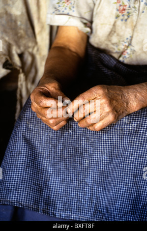 Vieille Femme vente de chicha (maïs en fonction d'alcool) dans le village Inca d'Ollantaytambo- Vallée Sacrée, le Pérou. Banque D'Images