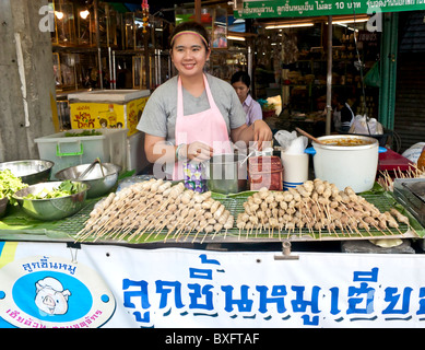 Sur des brochettes de poulet femme vend à Chatuchak Weekend Market, Bangkok, Thaïlande. Banque D'Images