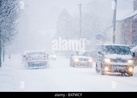 Voitures en blizzard. Surrey, UK Banque D'Images