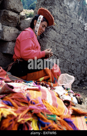 Eglise dans le village Inca d'Ollantaytambo au cours de la Fiesta de Pentecostes- Vallée Sacrée, le Pérou. Banque D'Images