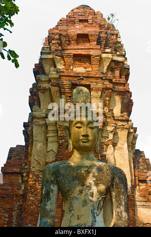 Statue de Bouddha en pierre au Wat Mahathat, est de l'Ayutthaya Grand Palace, Bangkok, Thaïlande Banque D'Images