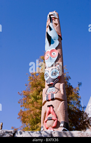 Totem monumental sculpté généralement créé comme Pacific Northwest wood art soigné Banque D'Images