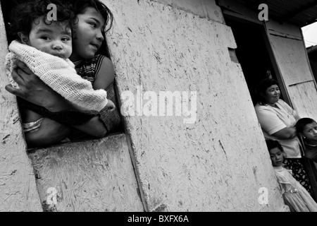 Une femme déplacée avec ses quatre enfants vit dans une maison en bois dans le bidonville de Ciudad Bolívar, Bogota, Colombie. Banque D'Images