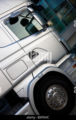 Camion Scania semi truck camion transport transport automobile Industrie du camionnage logistique cabine lumière argentée véhicule Banque D'Images