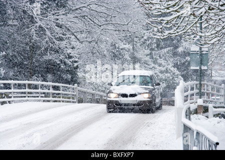 Voiture dans la neige, UK Banque D'Images