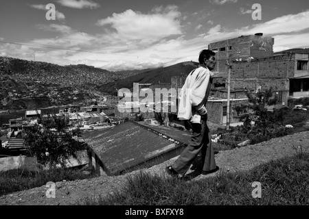 Un homme marche sur un déplacées chemin de terre dans le bidonville de Ciudad Bolívar, Bogota. Banque D'Images