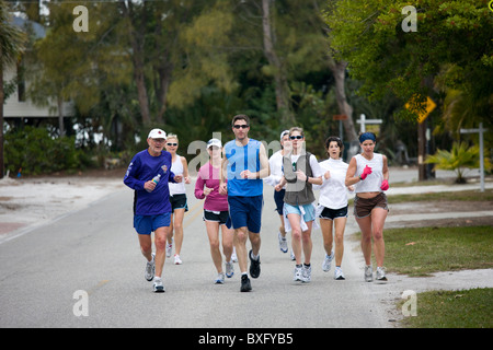 Groupe de joggeurs keeping fit sur footing matinal, Anna Maria Island, Floride, États-Unis d'Amérique Banque D'Images