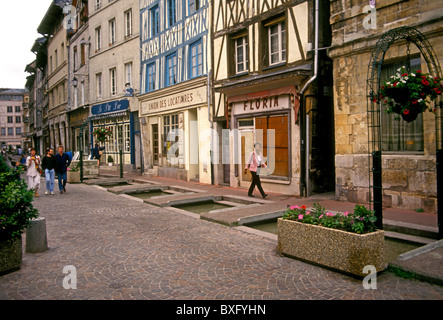 Rue Eau de Robec, Rouen, Haute-Normandie, France Banque D'Images