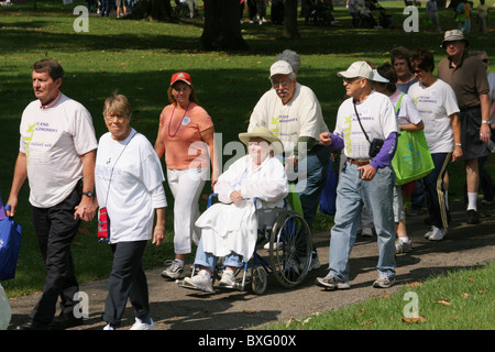 Mémoire d'Alzheimer à pied. Marche de fin d'Alzheimer. Banque D'Images