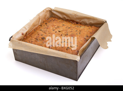 Gâteau aux fruits de noël carrés dans un moule juste enlevé du four. Banque D'Images