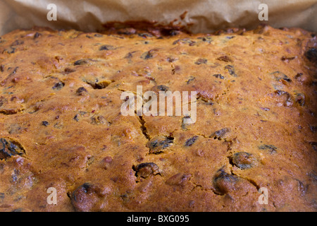 Gâteau aux fruits de noël carrés dans un moule juste enlevé du four. Banque D'Images