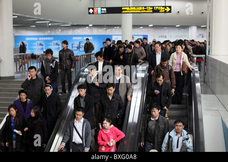 L'escalator du métro bondé à Shanghai, Chine. Banque D'Images