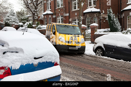 AA van stationné sur une rue couverte de neige . Banque D'Images