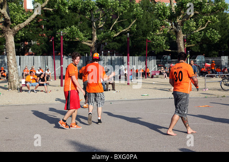 Les fans de football marchant sur Museumplein, Amsterdam, en prévision de la finale de la coupe du monde entre les pays-Bas et l'Espagne 2010 Banque D'Images