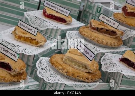 Affichage des tartes aux fruits et des pâtisseries et des tartes à la vente à Country Fair dans le Derbyshire, Angleterre. Banque D'Images