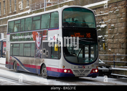 bus dans la neige Banque D'Images