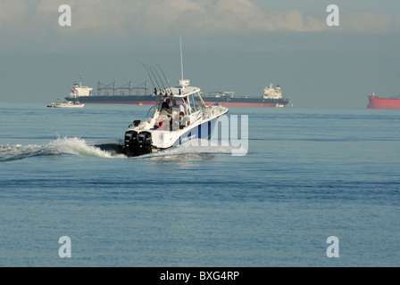 Pêche guidée loisirs bateau transportant les pêcheurs à la mer, se déplaçant à toute vitesse dans les eaux de l'Inlet Burrard, Vancouver. Banque D'Images