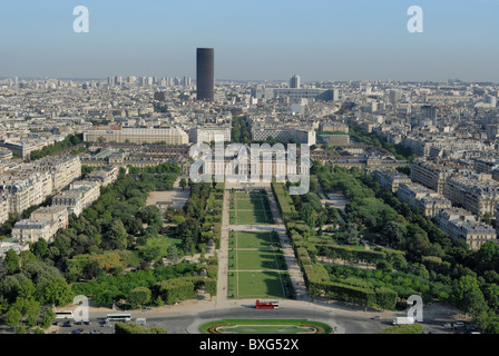 Le sud-est de l'avis de Paris, de la Tour Eiffel Tour Montparnasse vers sur un après-midi d'été. Banque D'Images