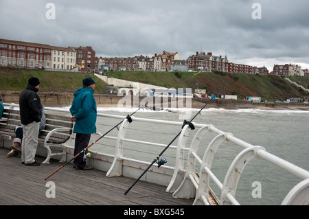 La pêche en mer sur la jetée de Cromer Banque D'Images