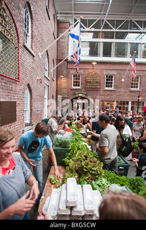 Nouvelle-Écosse, Canada. Clients du marché des fermiers de Halifax Seaport. Banque D'Images