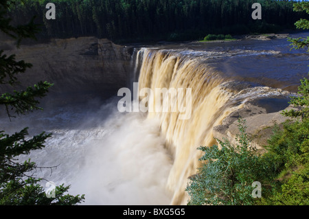 Alexandra Falls, sur la rivière Hay, parc territorial Twin Falls gorge, Territoires du Nord-Ouest, Canada. Banque D'Images